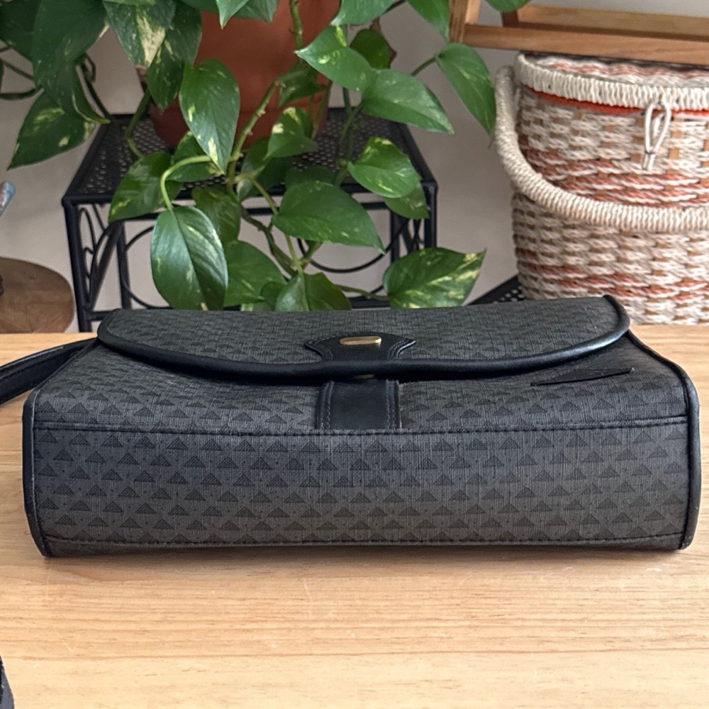 Vintage 1980s Liz Claiborne Gray Black Geometric Leather Trim Envelope Crossbody - Picture 4 of 16